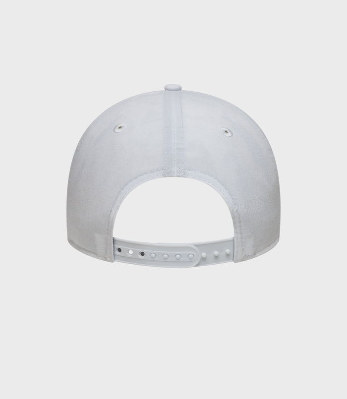 Back view of white New Era Alpine Estretch Snapential 9FortyCap with plastic adjustable strap